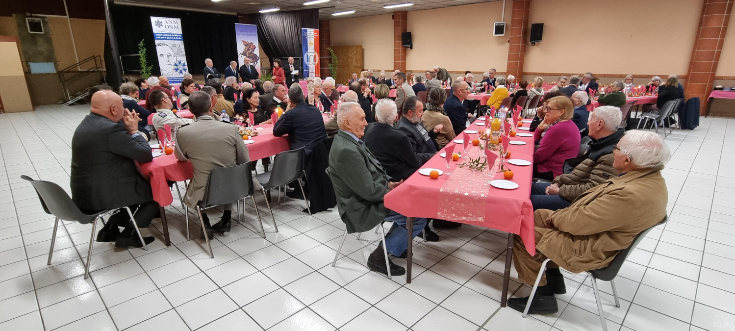 Une salle des fêtes comble